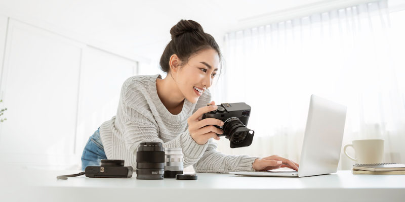 笑顔の女性の写真